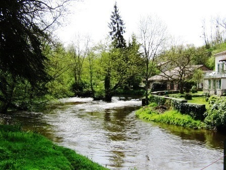 Waterstroom bij boerderij